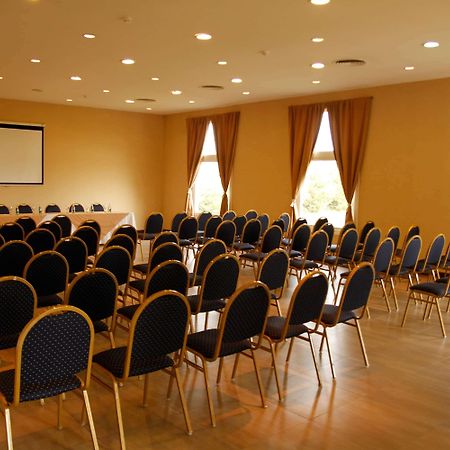 Hotel Howard Johnson Trenque Lauquen Bagian luar foto