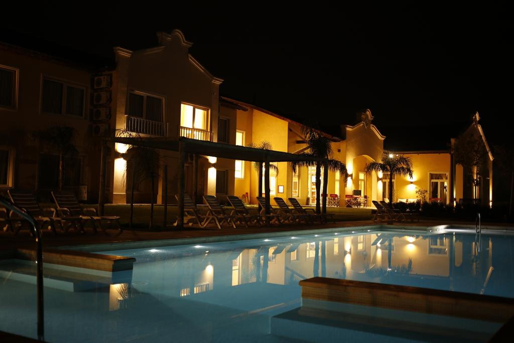 Hotel Howard Johnson Trenque Lauquen Bagian luar foto