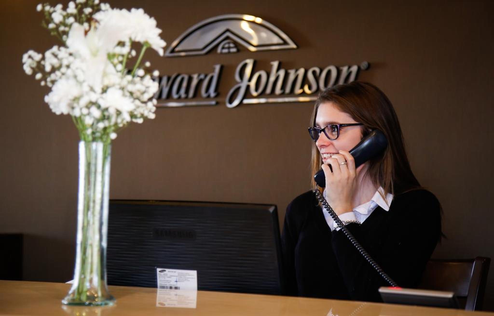 Hotel Howard Johnson Trenque Lauquen Bagian luar foto