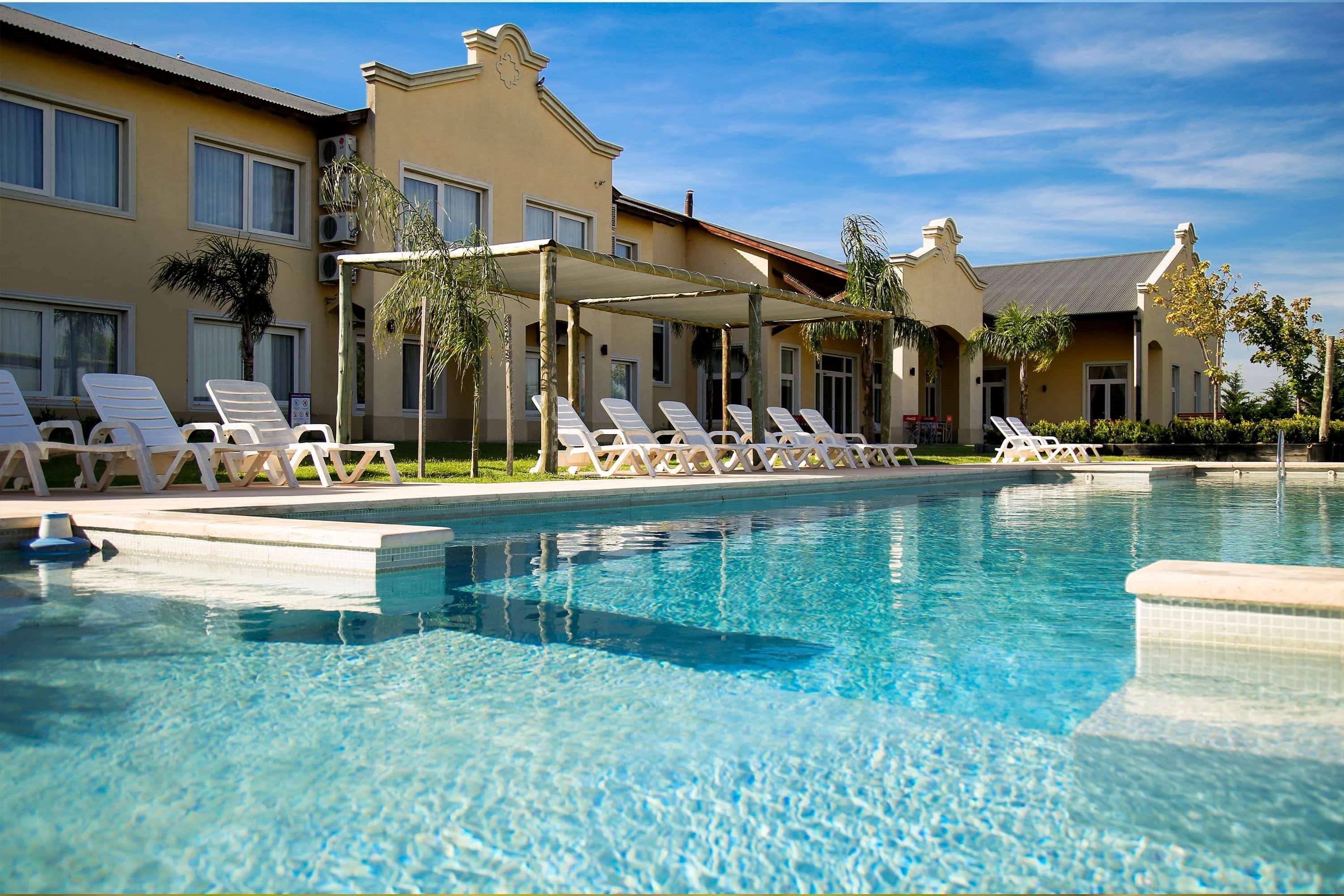 Hotel Howard Johnson Trenque Lauquen Bagian luar foto