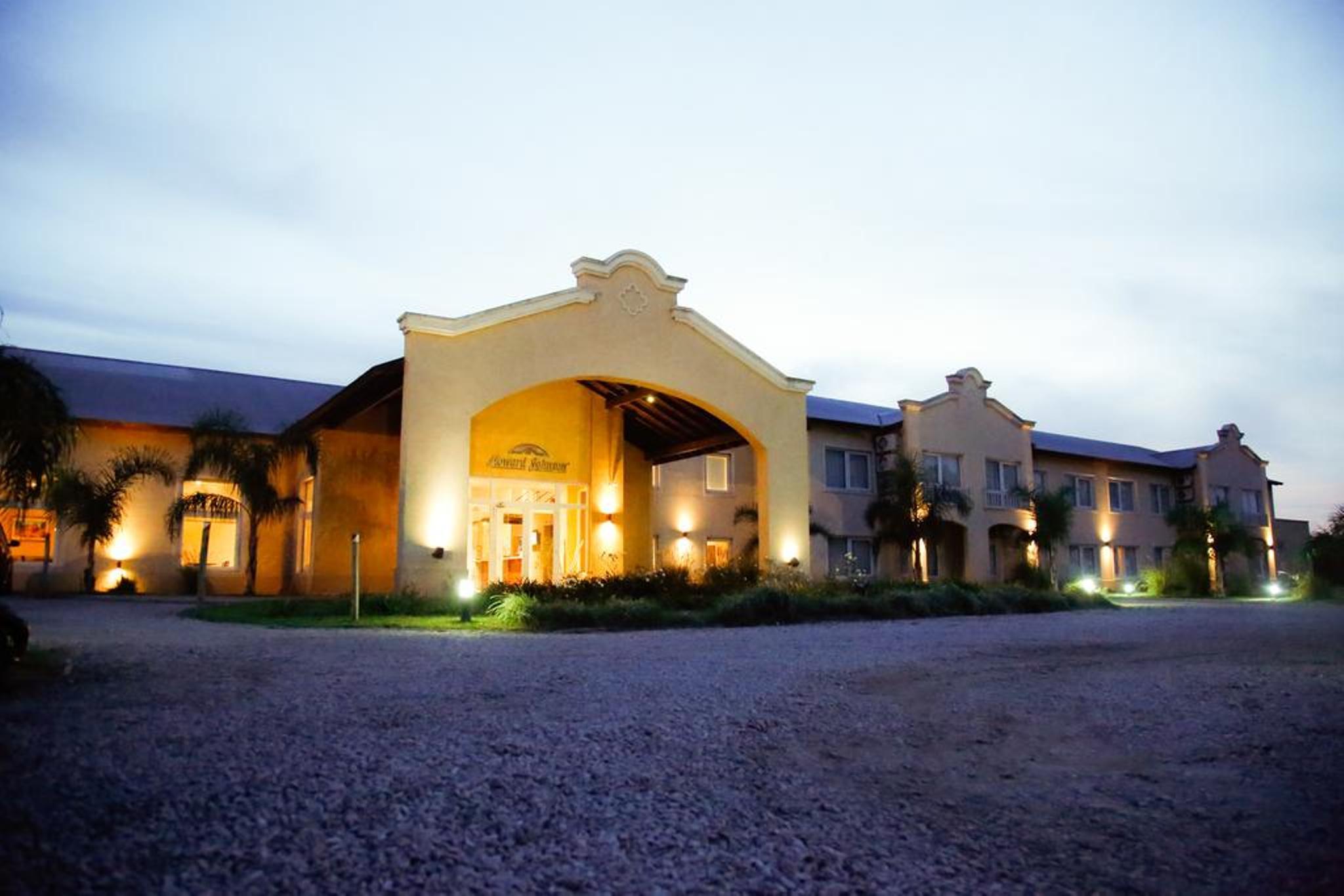 Hotel Howard Johnson Trenque Lauquen Bagian luar foto