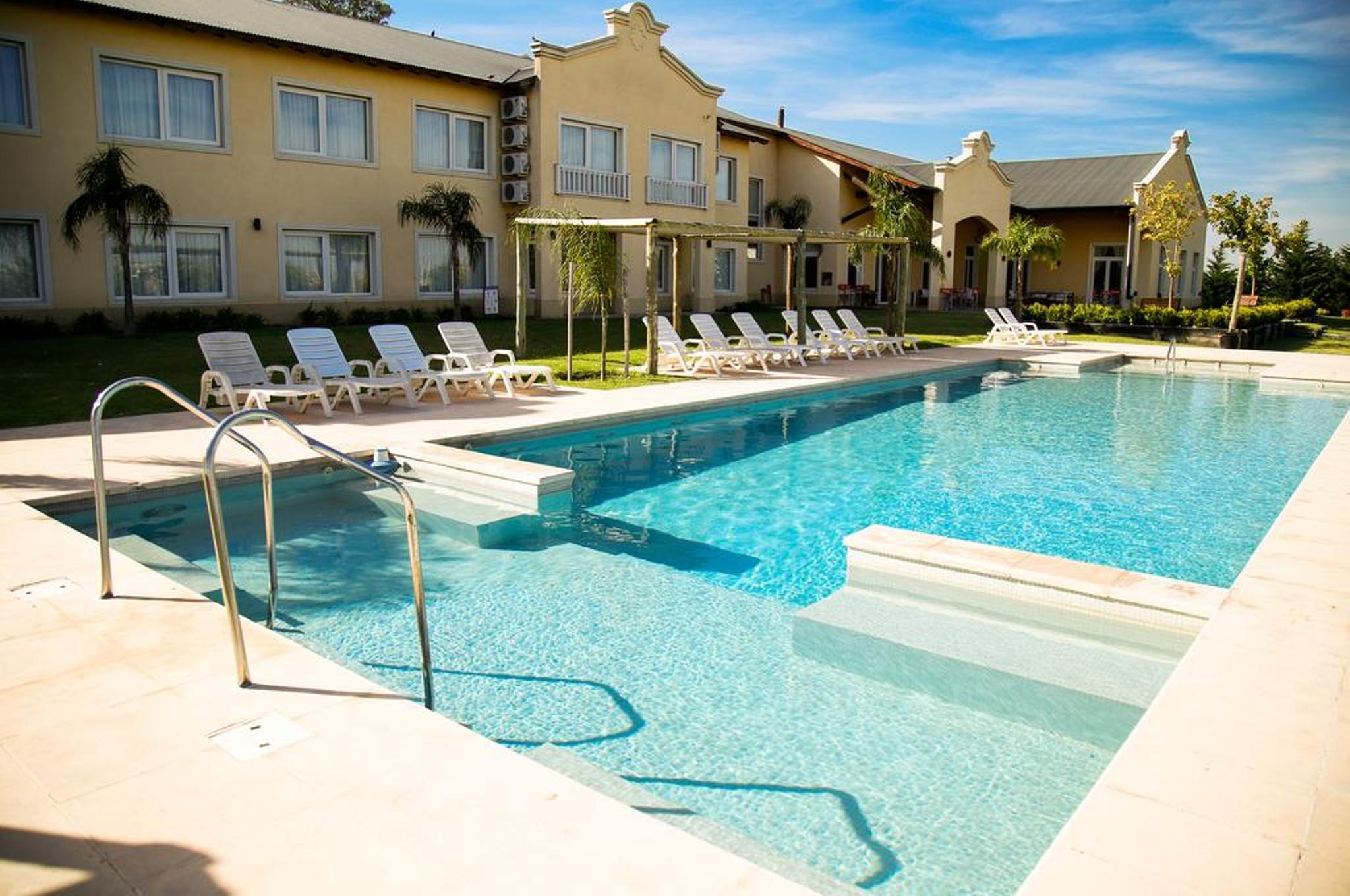 Hotel Howard Johnson Trenque Lauquen Bagian luar foto