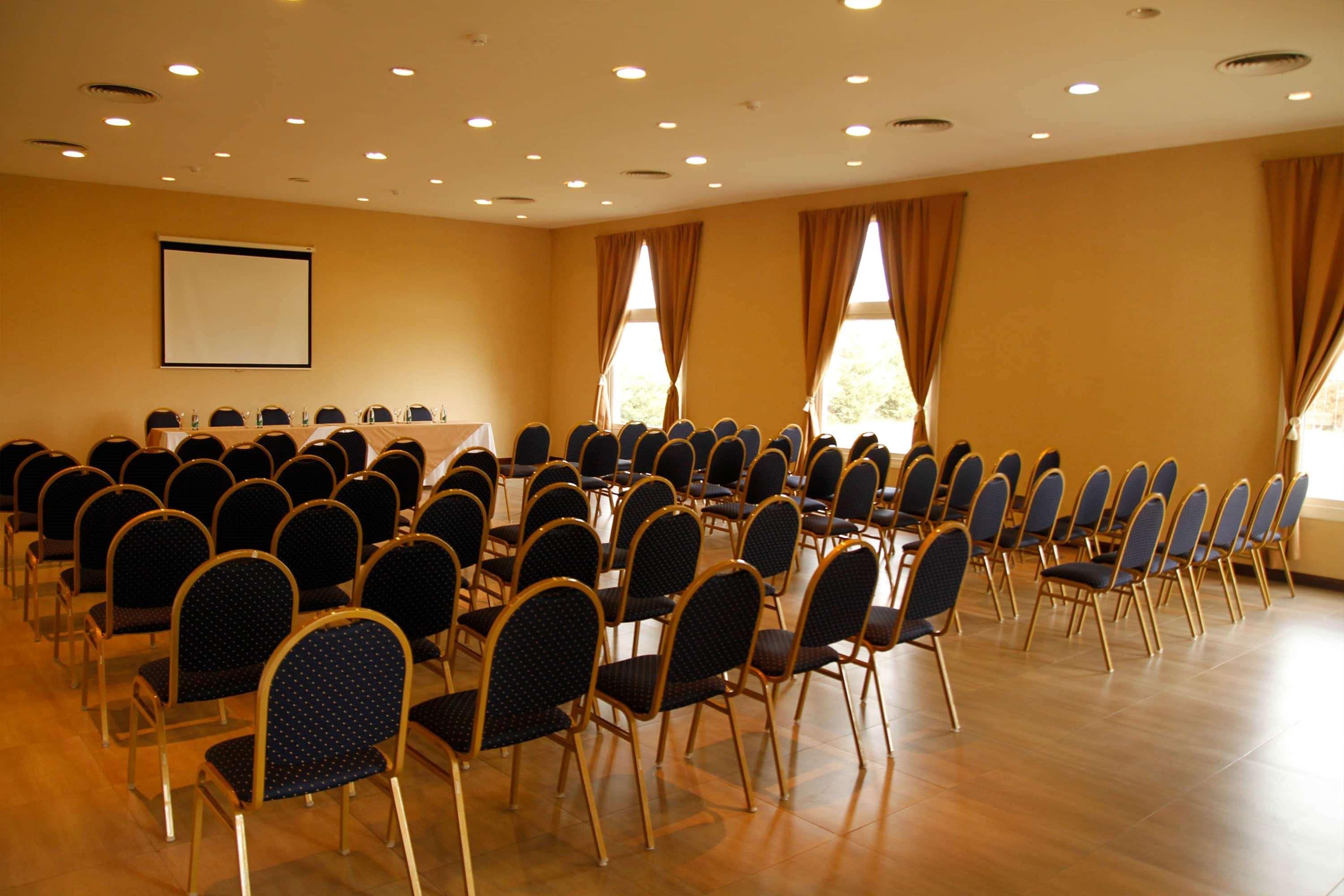 Hotel Howard Johnson Trenque Lauquen Bagian luar foto
