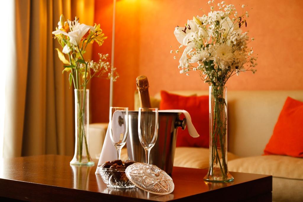 Hotel Howard Johnson Trenque Lauquen Bagian luar foto