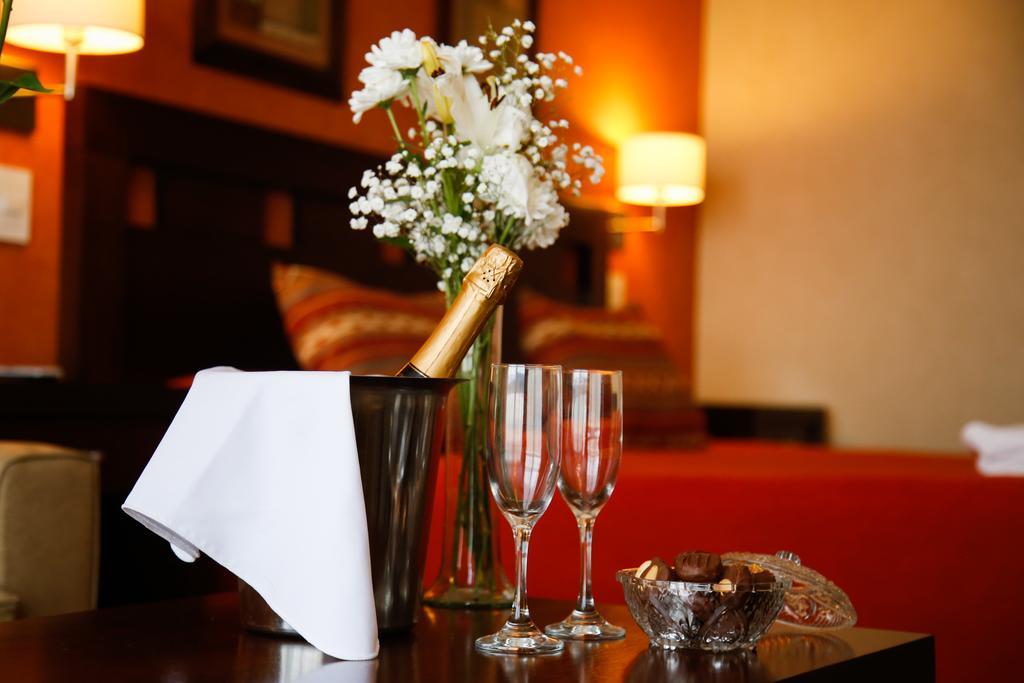 Hotel Howard Johnson Trenque Lauquen Bagian luar foto