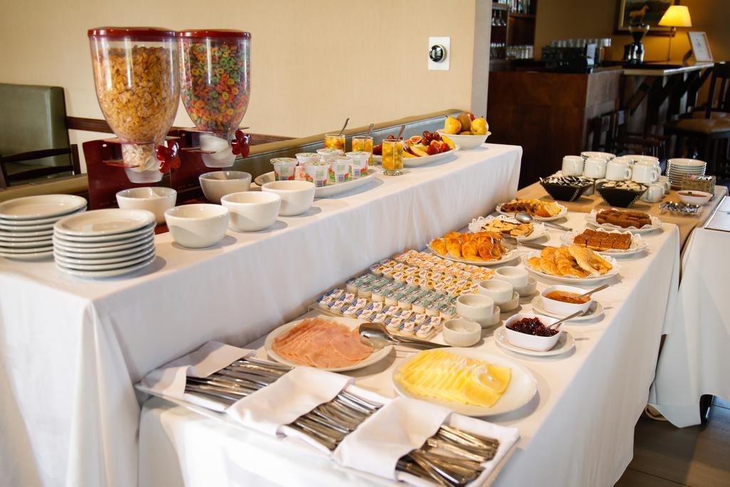 Hotel Howard Johnson Trenque Lauquen Bagian luar foto