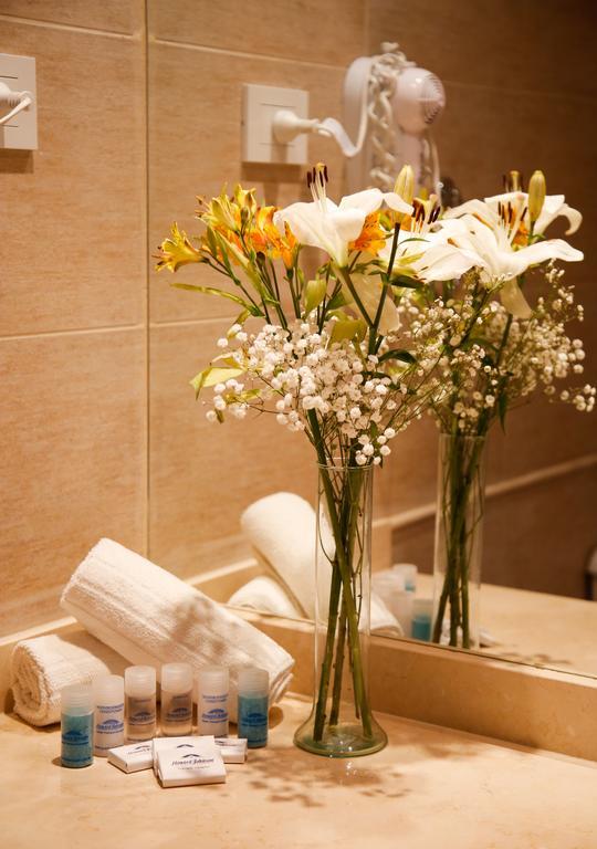 Hotel Howard Johnson Trenque Lauquen Bagian luar foto